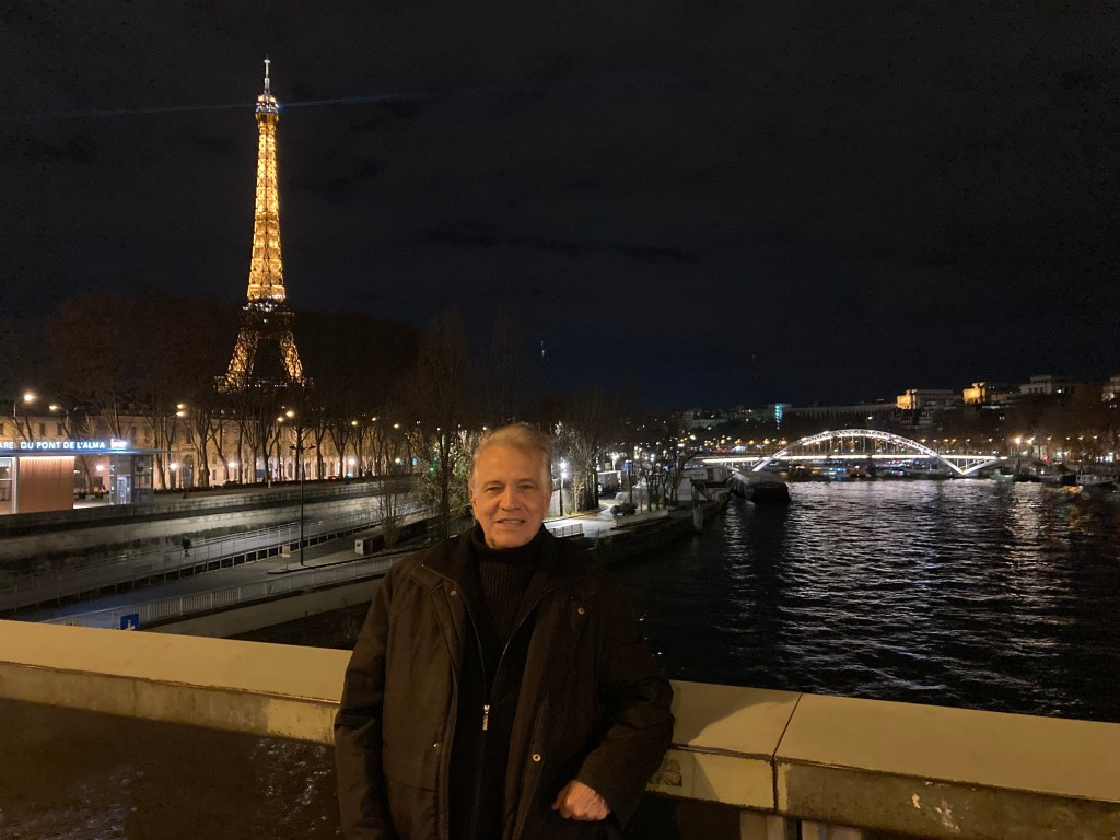 París, "toujours", siempre de "temporadas". No pide permiso, ni pretende tratos especiales. Simplemente, sigue impasible y adorable.